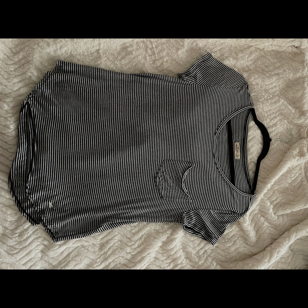 Black and white Hollister soft tee!